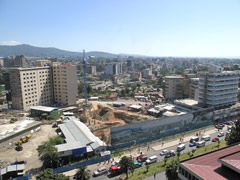 アディスアベバの中心街にあるマスカル広場の近くのボレ・ロードの俯瞰。