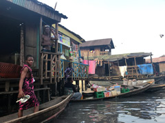 ナイジェリアのラゴス市の中心に有る水上スラム街：マココ
