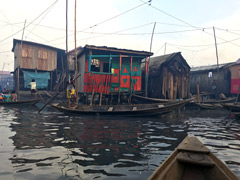 ナイジェリアのマココ：ラゴス市の中心に有る水上スラム街：マココ