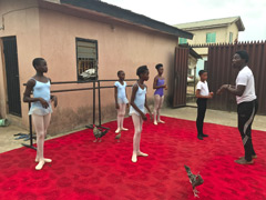 ナイジェリアの無料バレエ教室：鶏：鶏達と一緒に踊りながら・・・