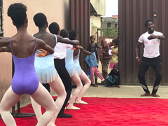 ナイジェリアの無料バレエ教室：近所の子供達は好奇心だらけ！