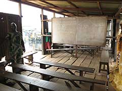 マココの小学校の教室内部。