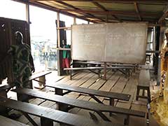 マココの小学校の教室内部。