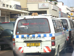 ウガンダの首頭カンパラ市内の乗り合いバス：日本の中古車