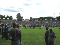 モーガン・ツァンギライ首相の国民への挨拶を聞きに来ているプレスとジンバブエ国民