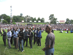 モーガン・ツァンギライ首相の国民への挨拶を聞きに来ているプレスとジンバブエ国民