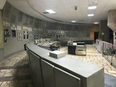 現在のチェルノブイリ原子力発電所内：3号機の制御室内