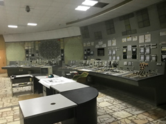現在のチェルノブイリ原子力発電所内：3号機の制御室内