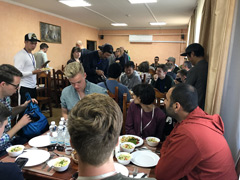 チェルノブイリ：観光ツアー：チェルノブイリ市の食堂で昼ご飯