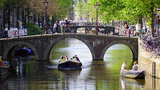 アムステルダム市の運河：これはOudezijds Voorburgwal（ウデジ・ヴォア・ブルグワル）運河