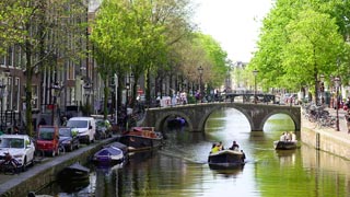 アムステルダム市の運河：これはOudezijds Voorburgwal（ウデジ・ヴォア・ブルグワル）運河又はOZ Voorburgwal（オズ・フォアボール）運河です。
