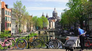 アムステルダム市の運河：これはOudezijds Voorburgwal（ウデジ・ヴォア・ブルグワル）運河又はOZ Voorburgwal（オズ・フォアボール）運河です。奥に見えるのは聖ニコラス教会です。