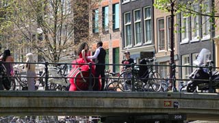 アムステルダム：中国からの新婚旅行者：花嫁は幸せそうに見えません。