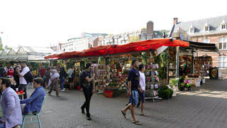 アムステルダム・フラワー・マーケット：シンゲル運河の水上花市場