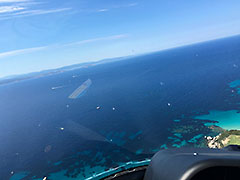 コルシカ島のボニファシオの上空から見たサルディニア島