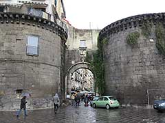 ナポリのカプアーナ門：カプアーノ城（Castel Capuano）の北側カプアーナ門（Porta Capuana）