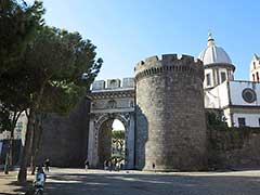 ナポリのカプアーナ門：カプアーノ城（Castel Capuano）の北側カプアーナ門（Porta Capuana）