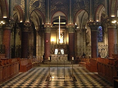 パリのサン・ジェルマン・デ・プレ教会内：撮影現場からの写真