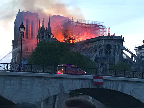 ノートルダム大聖堂の火災：撮影現場からの写真