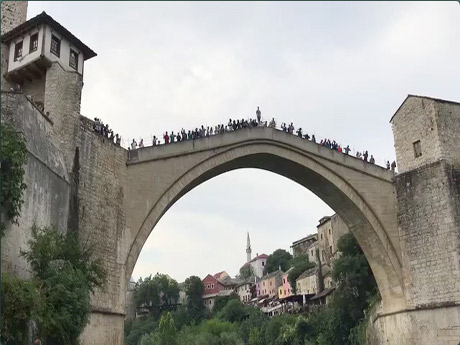 ボスニア・ヘルツェゴビナの撮影現場の映像